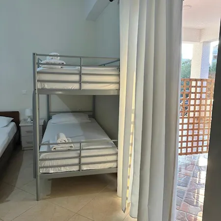Erjon Apartamento *